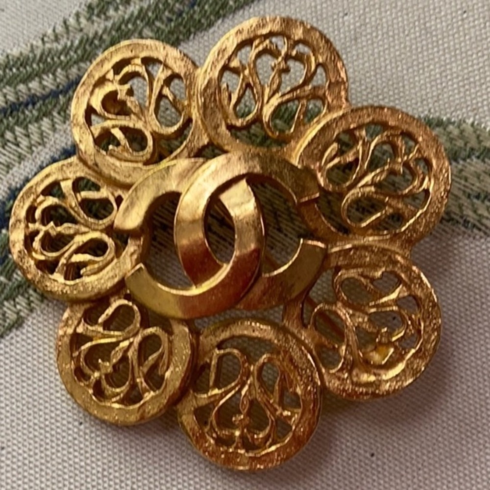 CHANEL vintage brooch